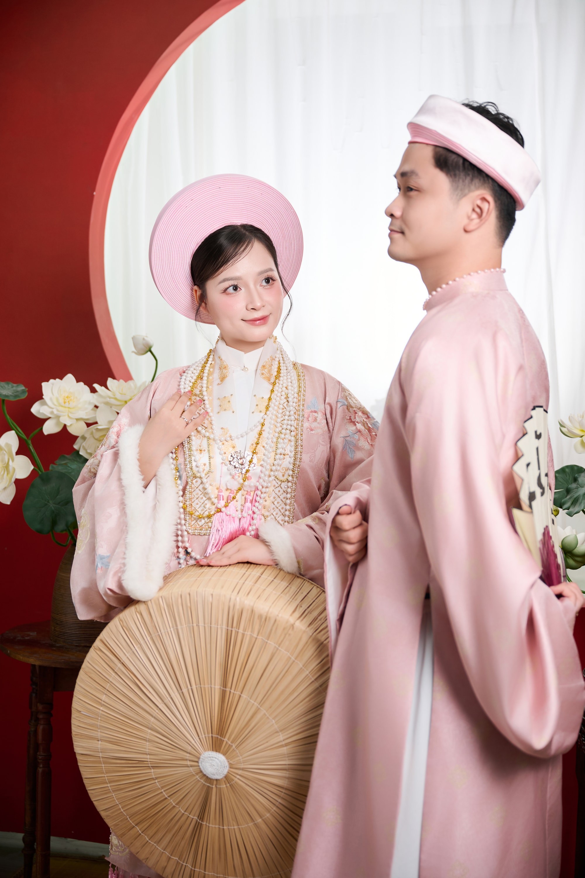 Diệu Thuý và Văn Thắng trong trang phục truyền thống